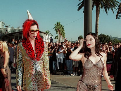Las 'celebrities' de los años 90 recogieron la tendencia de las transparencias para llevárselo hacia su terreno y convertir esta osadía en una especie de declaración de intenciones protofeminista ("Este es mi cuerpo y hago con él lo que quiero") pero siempre sin perder el sentido del espectáculo. En esta imagen vemos a la actriz Rose McGowan llegando en 1998 a los MTV Video Awards, acompañada de su pareja de entonces, el cantante Marilyn Manson. Mac Gowan sería años después una de las grandes instigadoras del movimiento #MeToo.