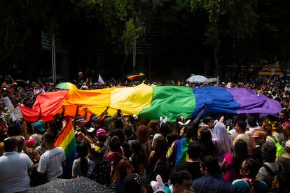Un grupo de manifestantes ondea la bandera arcoíris durante la celebración del Orgullo LGTBI en Ciudad de México.
