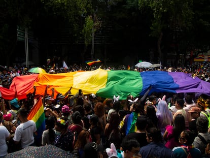 Un grupo de manifestantes ondea la bandera arcoíris durante la celebración del Orgullo LGTBI en Ciudad de México.