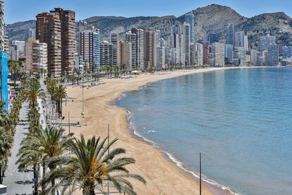 Como el resto de grandes destinos tursticos, Benidorm est sufriendo especialmente los estragos del coronavirus. En la imagen, una de sus playas completamente vaca al medioda.