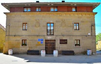 La fachada del hotel Villa de Ábalos, en La Rioja.