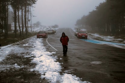 Un hombre pasea en las inmediaciones de la Estación de Montaña de Manzaneda, Ourense, este lunes durante la primera nevada del año.