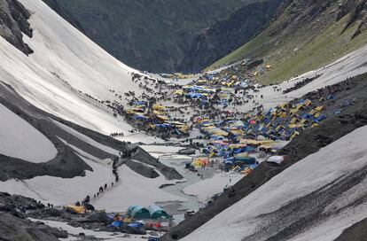 Peregrinos hindúes acampan en un sendero de montaña en la vía hacia las sagradas Cuevas de Amarnath, uno de los santuarios hindúes más venerados en Baltal (India), el 2 de julio de 2019. Miles de devotos hindúes han desafiado las temperaturas bajo cero para comenzar la caminata que les lleva hasta la cueva de Amarnath que alberga una estalagmita de hielo, un falo estilizado adorado por los hindúes como un símbolo del dios Shiva.