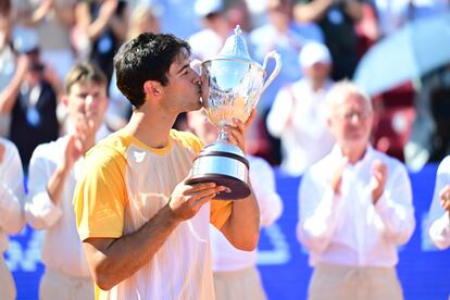 Borges besa el trofeo de campeón.