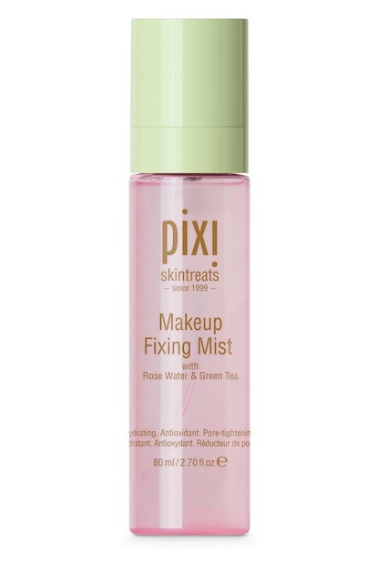 Makeup Fixing Mist de Pixi. Una fórmula inficionada de agua de rosas (súper calmante) y té verde (poderoso antioxidante) que reconforta, protege y equilibra la piel para mantener el rostro fresco y el maquillaje intacto por más tiempo.