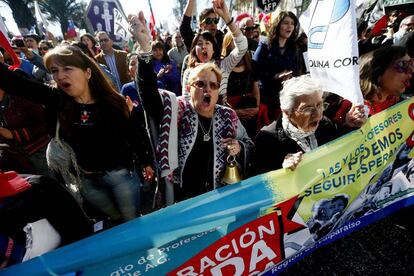 Chilenos protestam contra o sistema de pens&otilde;es privadas em agosto do ano passado.