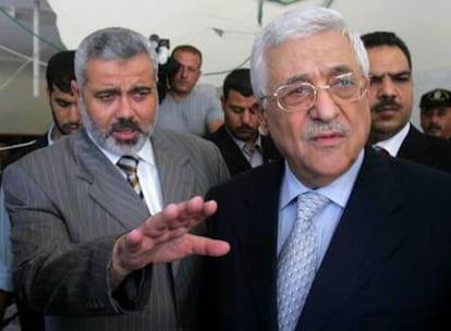 Ismail Haniya (izquierda) y Mahmud Abbas, en Gaza en julio de 2006.