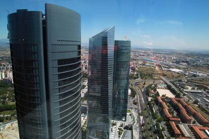 En primer plano laTorre PwC, anterior Torre Sacyr. Es uno de los activos adquiridos por Merlin en la compra de Testa.