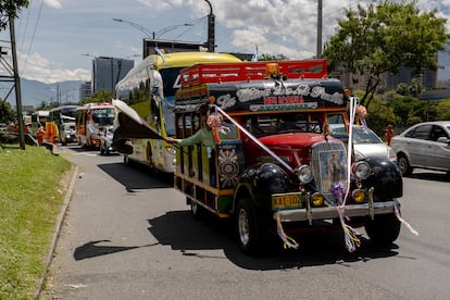 Varios buses y camiones participan del desfile, en Medellín, el 16 de julio de 2025.