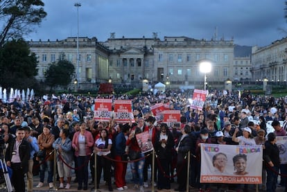 Una multitud en la Plaza de Armas apoya la radicación de la primera versión de la reforma laboral, el 16 de marzo, en Bogotá, Colombia.