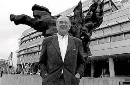 Vicente Larrea junto a su escultura Dodecathlos, a la entrada del Palacio Euskalduna.