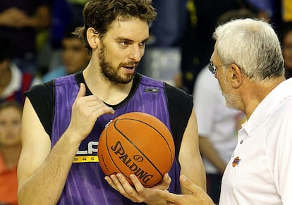 El &#039;Maestro Zen&#039; con Pau Gasol en un entrenamiento celebrado en el Palau Sant Jordi de Barcelona antes de un Bar&ccedil;a-Lakers en octubre de 2010.