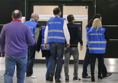 Personal de terra de l'aeroport a la zona d'espera de passatgers a l'aeroport de Düsseldorf. L'A-320 té una capacitat màxima de fins a 150 passatgers. La companyia, amb seu a Colònia, fa publicitat d'aquest vol a Internet amb un preu a partir de 39,90 euros.