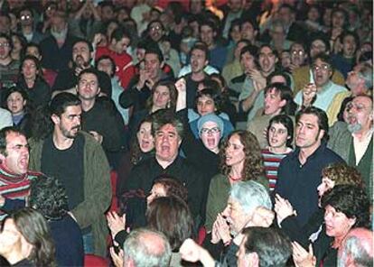 Fernando León, Pedro Almodóvar, Ana Belén y Javier Bardem, en el patio de butacas del teatro.