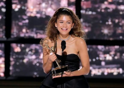Zendaya, una de las grandes protagonistas de los Emmy en las redes sociales, recoge su galardón como Mejor Actriz de Drama por 'Euphoria'.