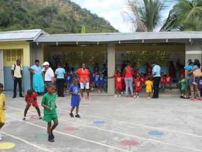 Ni&ntilde;os juegan en una escuela de Jamaica.