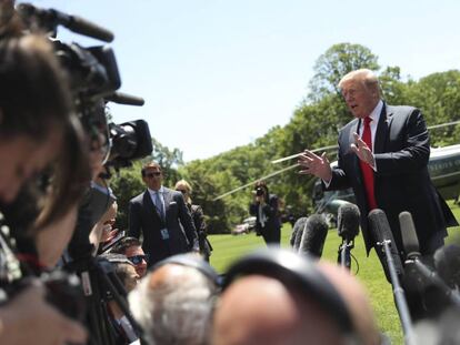 Trump se dirige a la prensa en los jardines de la Casa Blanca.