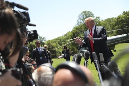 Trump se dirige a la prensa en los jardines de la Casa Blanca.
