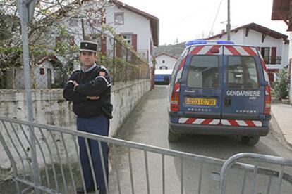 Un gendarme controla la entrada a la casa de Saint-Michel donde ETA tenía un enorme arsenal.