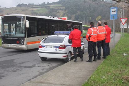 Varios <i>ertzainas,</i> ayer junto a la lanzadera del metro en Galdakao paralizada.