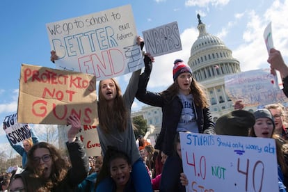 No entanto, o plano de ação lançado pela Casa Branca foi uma enorme decepção para os estudantes. Na fotografia, alunos com cartazes participam da paralisação contra a violência de armas em Washington.