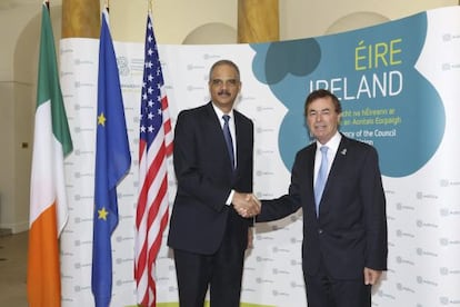 El ministro irland&eacute;s de Justicia e Interior, Alan Shatter (derecha), junto al secretario de Justicia de Estados Unidos, Eric Holder, en un encuentro bilateral  entre la UE y EE UU en el que se trat&oacute; el tema del ciberespionaje, hoy en Dubl&iacute;n