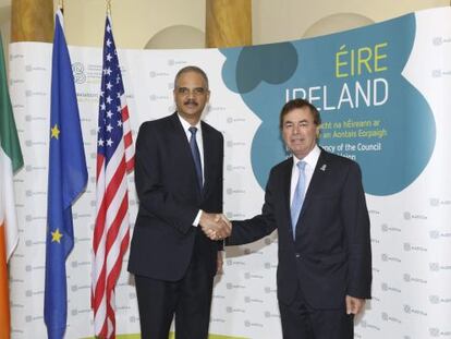 El ministro irlandés de Justicia e Interior, Alan Shatter (derecha), junto al secretario de Justicia de Estados Unidos, Eric Holder, en un encuentro bilateral entre la UE y EE UU en el que se trató el tema del ciberespionaje, hoy en Dublín