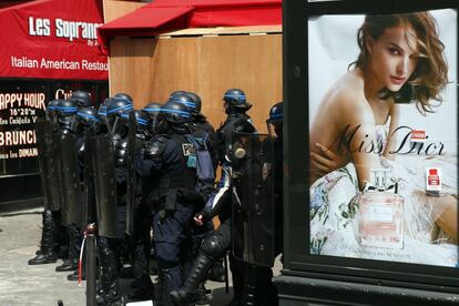 Policiais anti-distúrbio patrulham durante uma manifestação do 1º de maio em Paris.