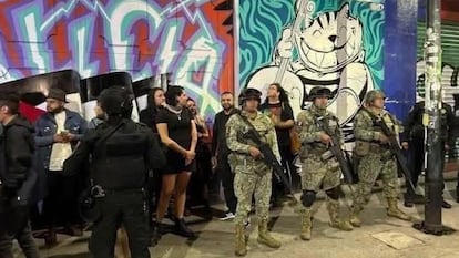 Elementos de la policía capitalina y del Ejército Mexicano durante el operativo en el Foro Alicia, en Ciudad de México, el 30 de mayo 2025.