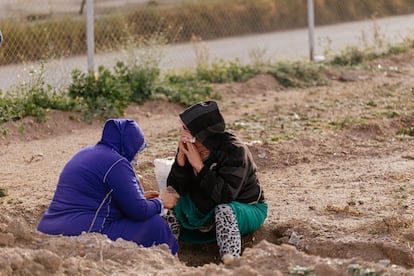 Dos mujeres migrantes cerca del campamento tras el derribo.