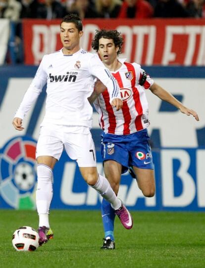 Duante los últimos días se había especulado con que el portugués podría quedarse en el banquillo porque no estaba al 100% tras su lesión muscular. Mourinho ha optado finalmente por sacarle de inicio.