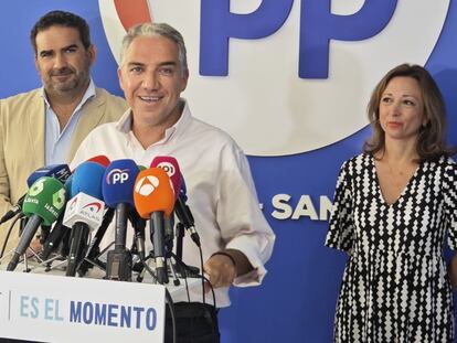 El coordinador general del PP, Elías Bendodo, en rueda de prensa, en la sede del partido en Marbella, este viernes.