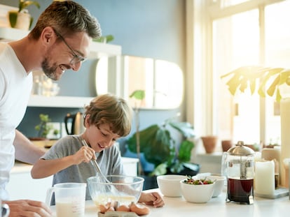 Con estos accesorios es posible pasar un rato agradable cocinando en familia. GETTY IMAGES