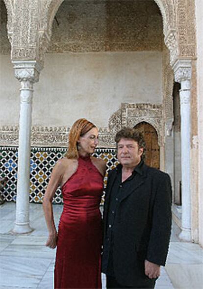 Ute Lemper y Enrique Morente, en el patio de los Arrayanes, durante el rodaje.