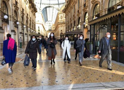 El número de contagiados en Italia ascendió en cuatro días a 219 y los decesos registrados son todos de personas ancianas y con problemas de salud. En la imagen, un grupo de turistas pasea este lunes por la calle Vittorio Emanuele II, en Milán.