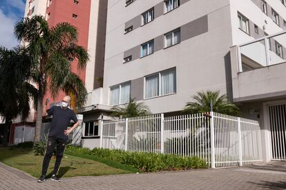 Felipe Portes em frente ao prédio onde mora, no bairro do Capão Raso.