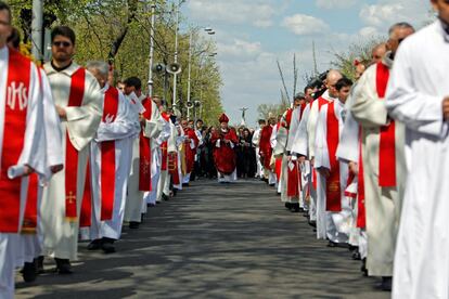 Sacerdotes católicos asisten a una procesión celebrando el Domingo de Ramos en Bucarest, Rumania, 9 de abril de 2017.