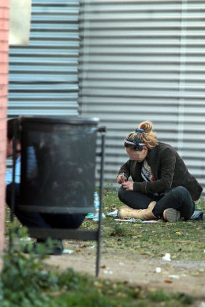 Un grupo de toxicómanos se droga en una zona verde al lado del barrio de Trinitat Vella.