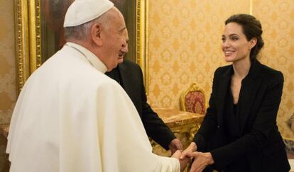El Papa, en el momento de recibir a Angelina Jolie.