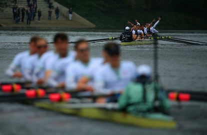 Estampa de la gran regata británica con los dos equipos.