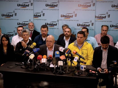 El secretario general de la Mesa de Unidad Democrática, Jesus Torrealba (centro).