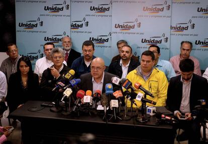 El secretario general de la Mesa de Unidad Democrática, Jesus Torrealba (centro).