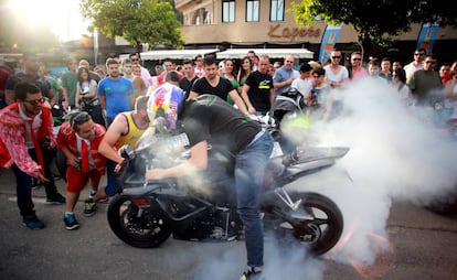 Un motorista es vitoreado por el público en la avenida principal de Jerez (Cádiz).