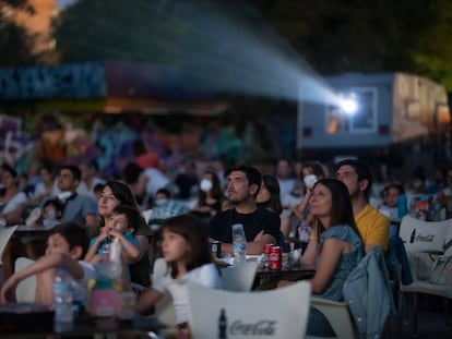 Cine de verano en el parque de La Bombilla, en julio de 2021.