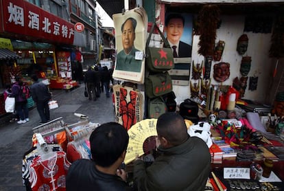 Posters de Mao Zedong y Xi Jinping en una tienda de Pekín, en 2014.