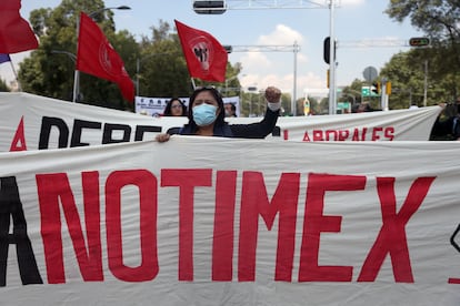 Una trabajadora de Notimex durante una manifestación en Ciudad de México, en septiembre de 2020.