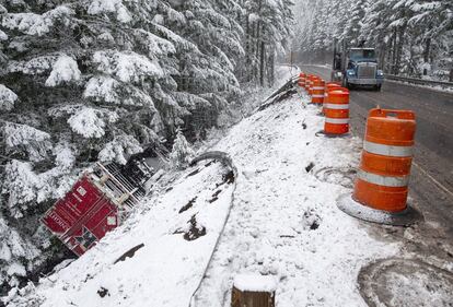 Un camión con remolque, tras salirse de la autopista 58, al este de Oakridge, Oregón (EE UU).