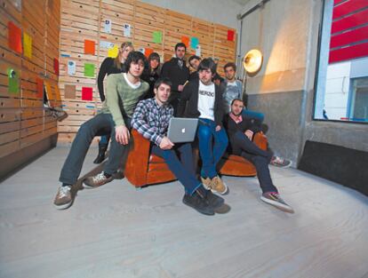 <b>El equipo de Herzio. Al frente, su mánager, Borja Prieto, flanqueado por sus fundadores, David Zafra (portátil en mano) y Javier Hernández.</b>