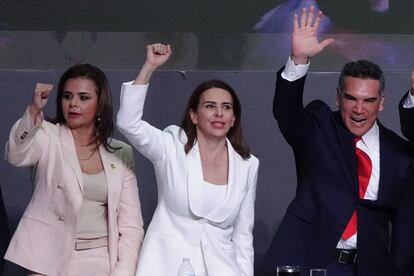 Montserrat Alicia Arcos (izquierda), junto a Alma Carolina Viggiano y Alejandro Moreno, en marzo de 2023.