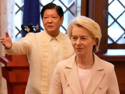 La presidenta de la Comisión Europea, Ursula von der Leyen, y detrás el de Filipinas, Ferdinand Marcos, el 31 de julio en Manila.